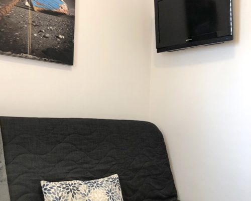 Schlafzimmer 2 mit Schlafcouch und TV