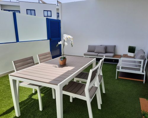 Vordere Terrasse mit Essplatz und Sitzmöbel