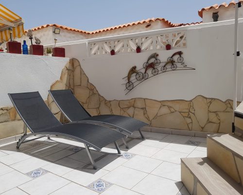 Terrasse mit Sonnenliegen