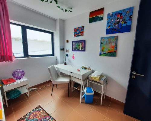 Schreibtisch im kleinen Schlafzimmer