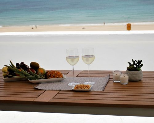 Bei einem Glas Wein den traumhaften Meerblick genießen